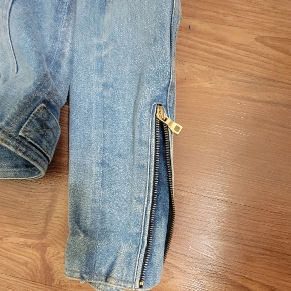 Stylish Denim Jacket with Unique Sleeve Design - Picture 3 of 4